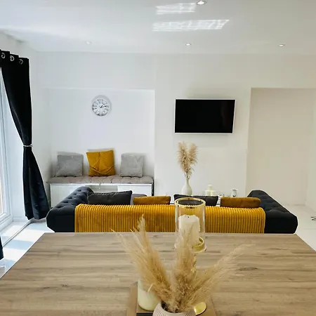 Stylish 3-Bed Home With Hot Tub - Close To City Hospital, Sherwood, Qmc, Arboretum & Nottingham City Centre Extérieur photo