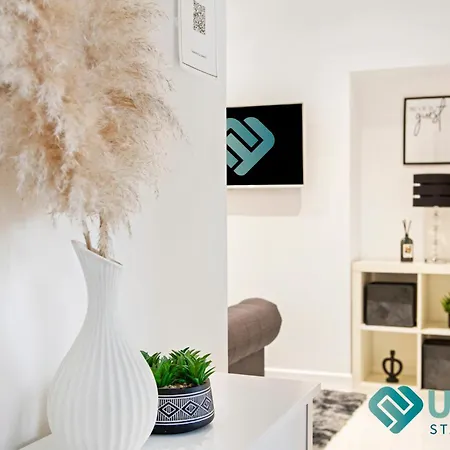 Stylish 3-Bed Home With Hot Tub - Close To City Hospital, Sherwood, Qmc, Arboretum & Nottingham City Centre Extérieur photo