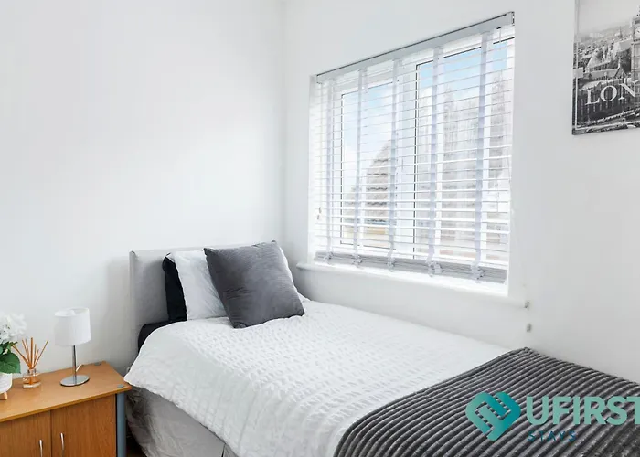 Chic 3-Bed Home With Hot Tub - Close To City Hospital, Sherwood, Qmc, Arboretum & Nottingham City Centre