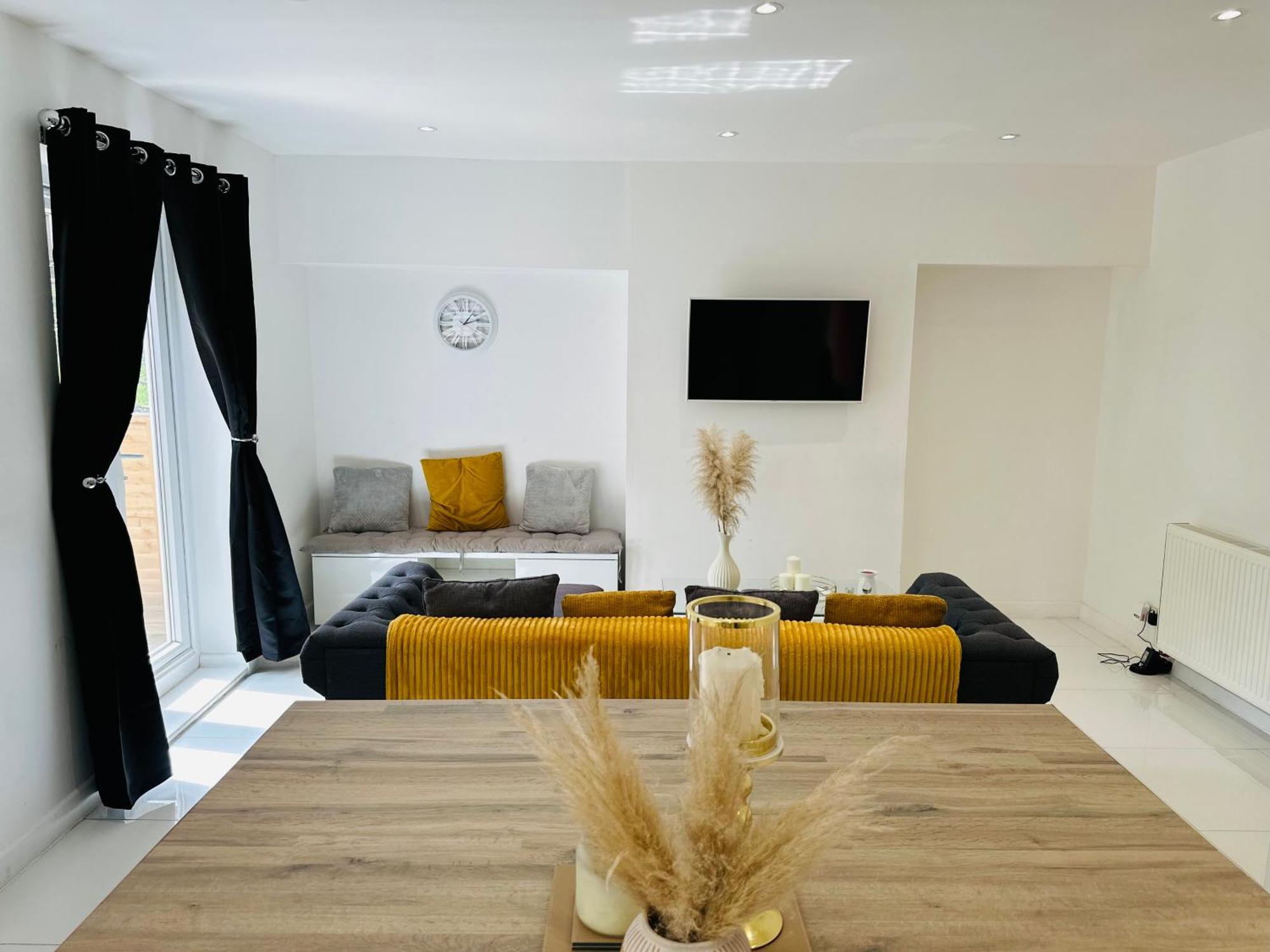 Stylish 3-bed With Hot Tub - Close To Hospital, Sherwood, Qmc, Arboretum & Centre Hébergement de vacances