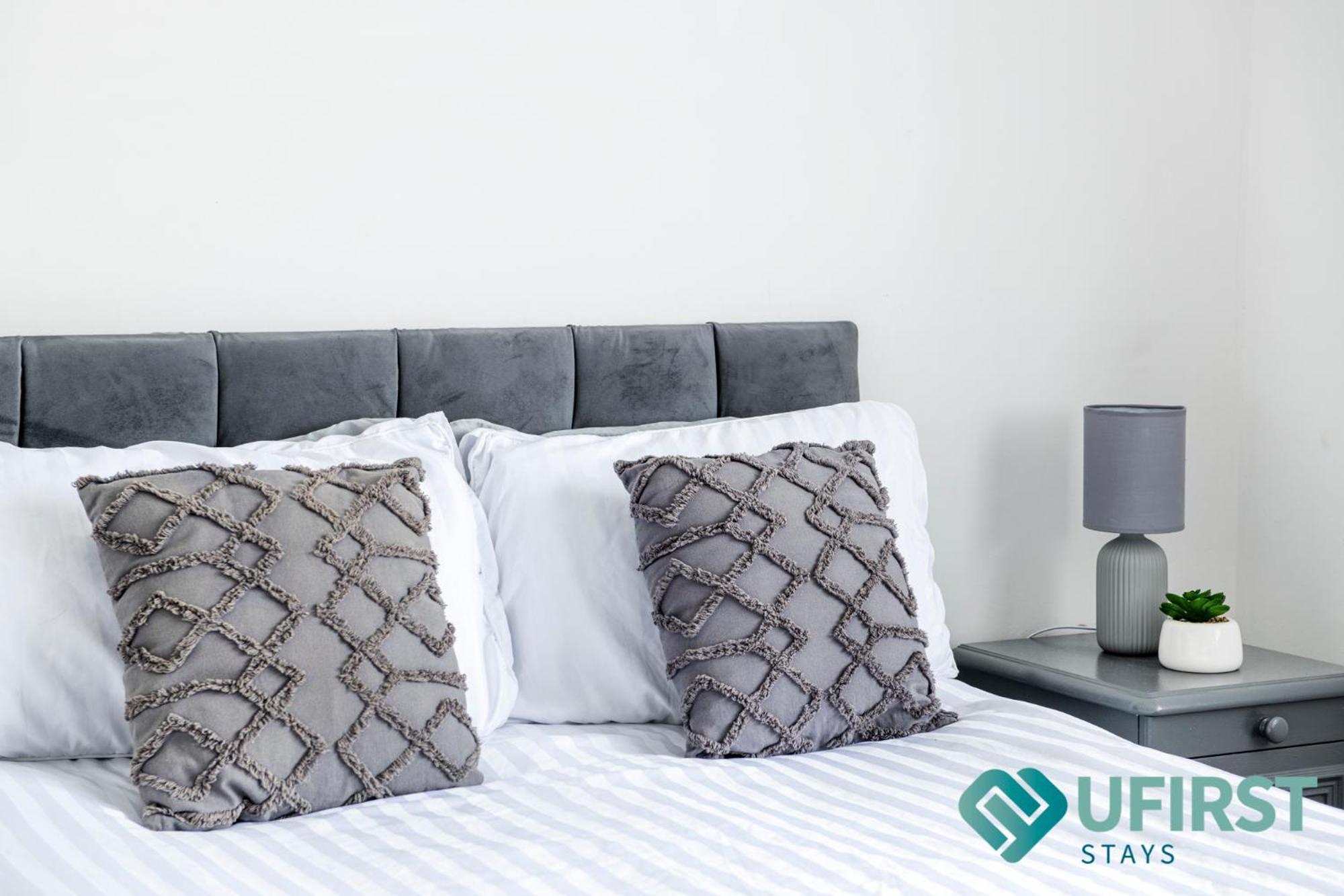 Stylish 3-bed With Hot Tub - Close To Hospital, Sherwood, Qmc, Arboretum & Centre *