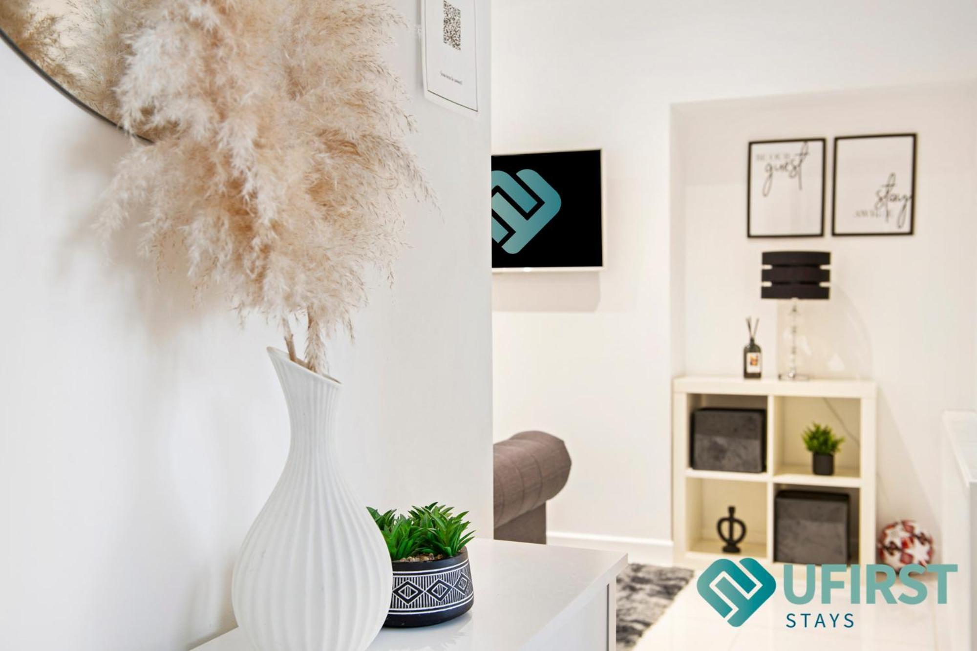 Stylish 3-bed With Hot Tub - Close To Hospital, Sherwood, Qmc, Arboretum & Centre