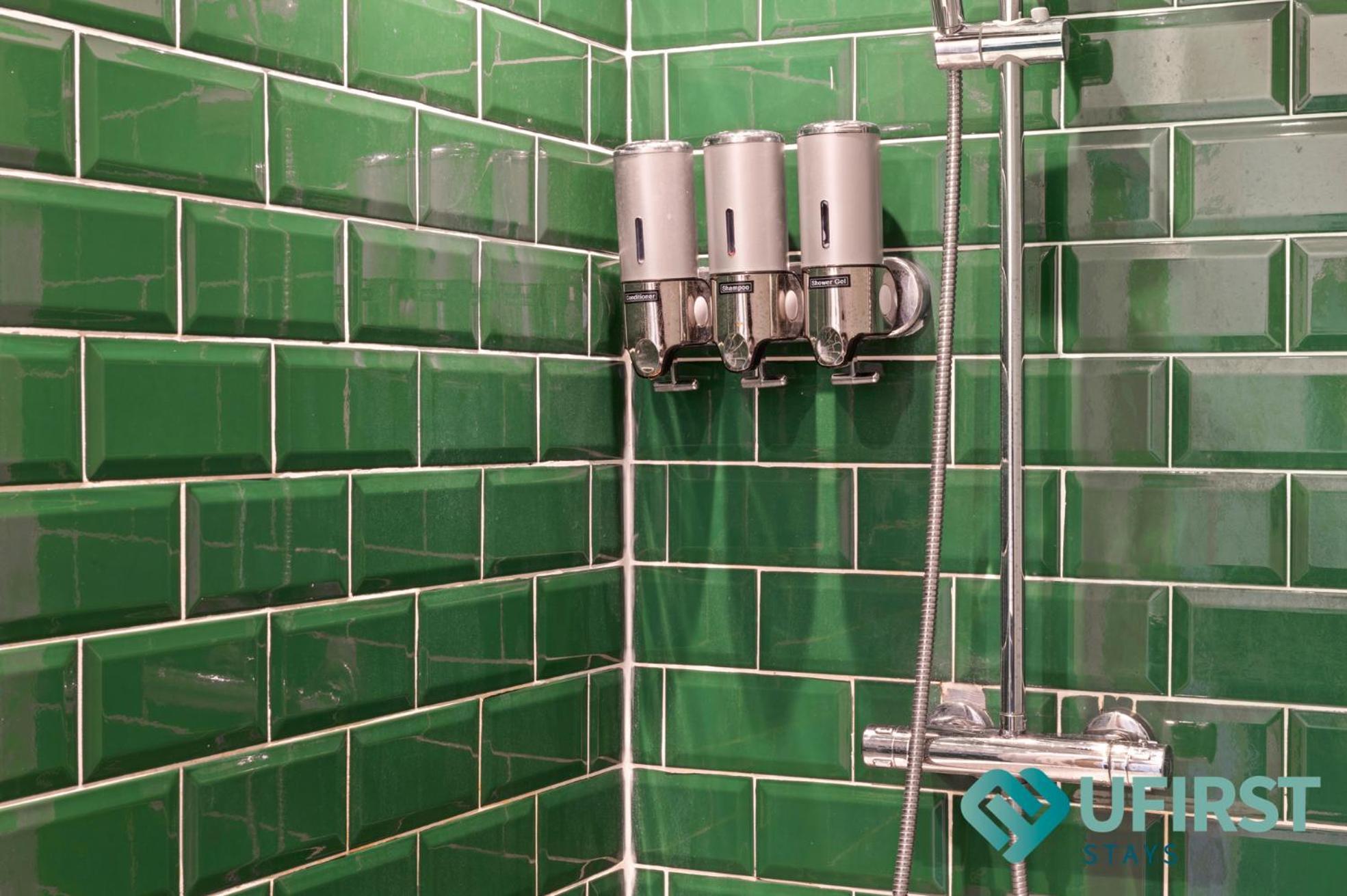 Stylish 3-bed With Hot Tub - Close To Hospital, Sherwood, Qmc, Arboretum & Centre * Nottingham