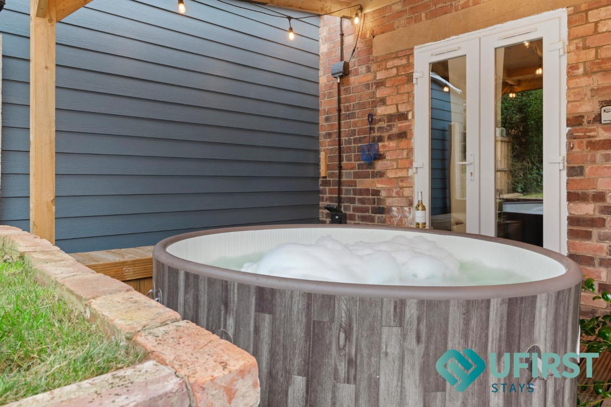 Stylish 3-bed With Hot Tub - Close To Hospital, Sherwood, Qmc, Arboretum & Centre Hébergement de vacances Nottingham