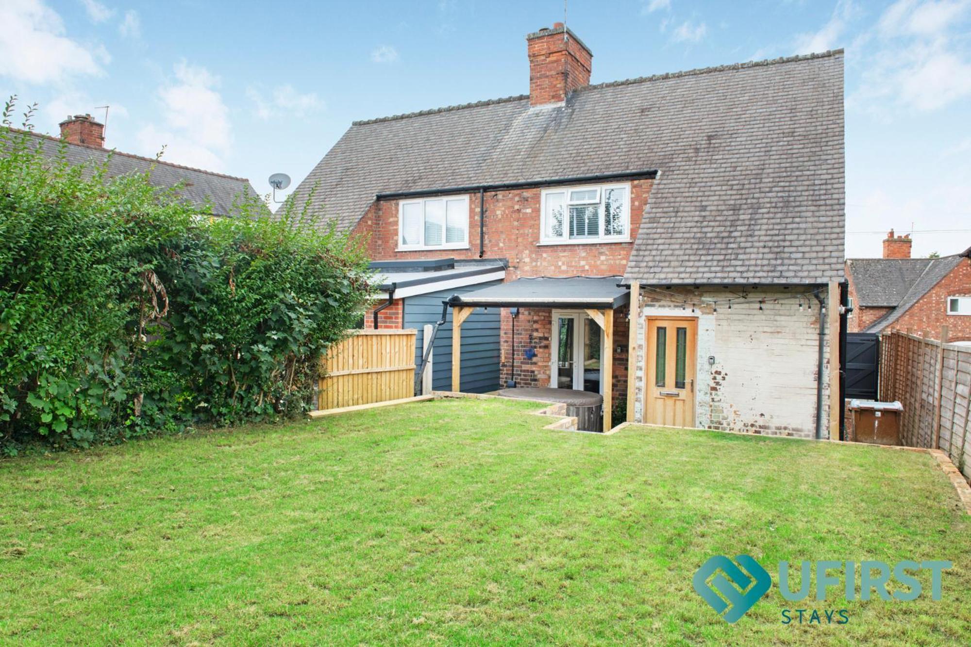 Stylish 3-bed With Hot Tub - Close To Hospital, Sherwood, Qmc, Arboretum & Centre * Nottingham