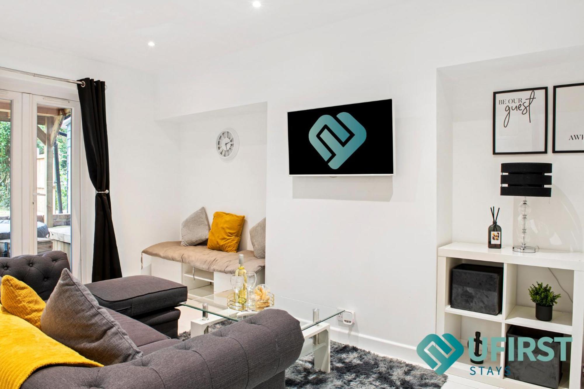 Stylish 3-bed With Hot Tub - Close To Hospital, Sherwood, Qmc, Arboretum & Centre *