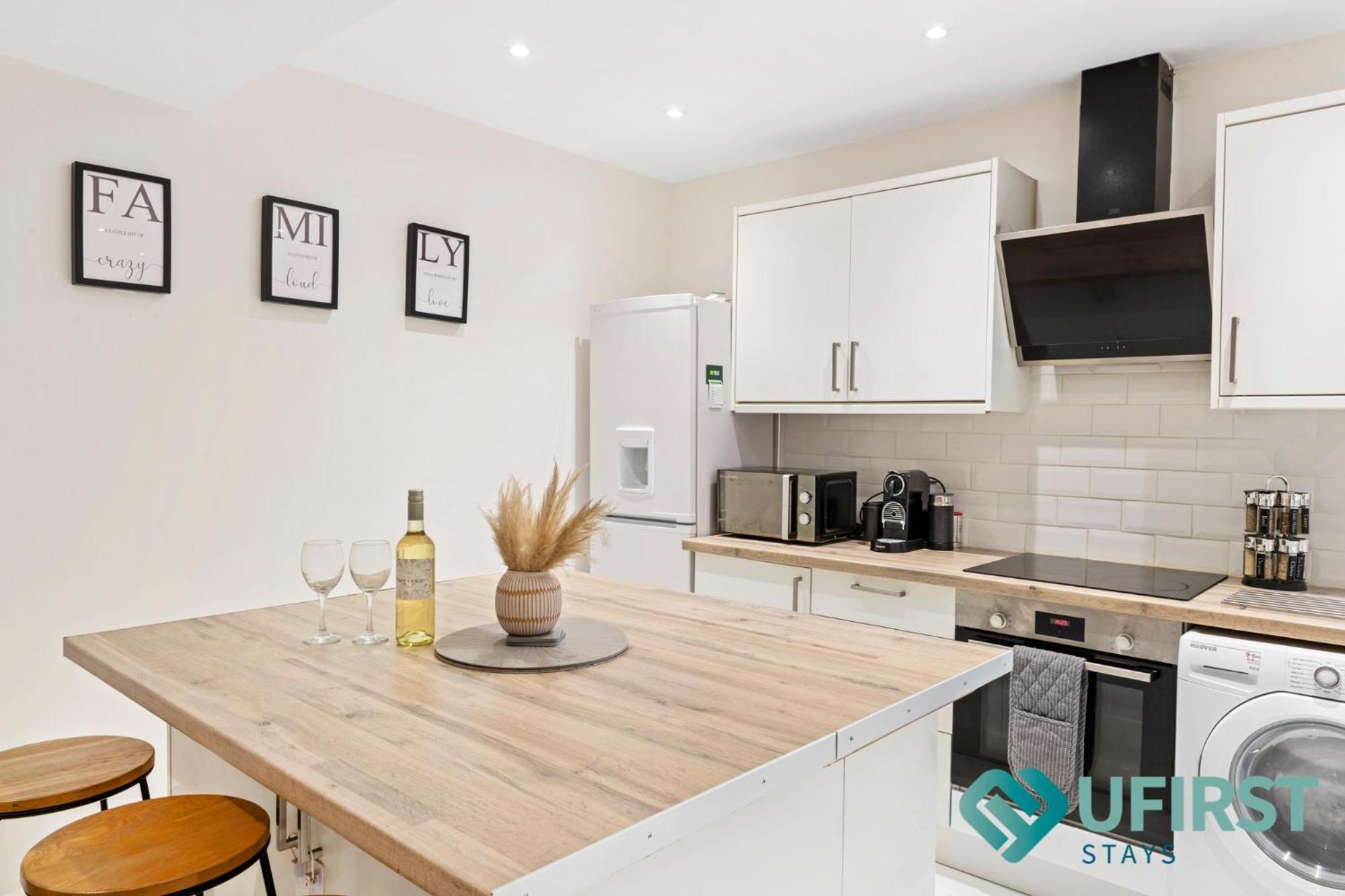 Stylish 3-bed With Hot Tub - Close To Hospital, Sherwood, Qmc, Arboretum & Centre *