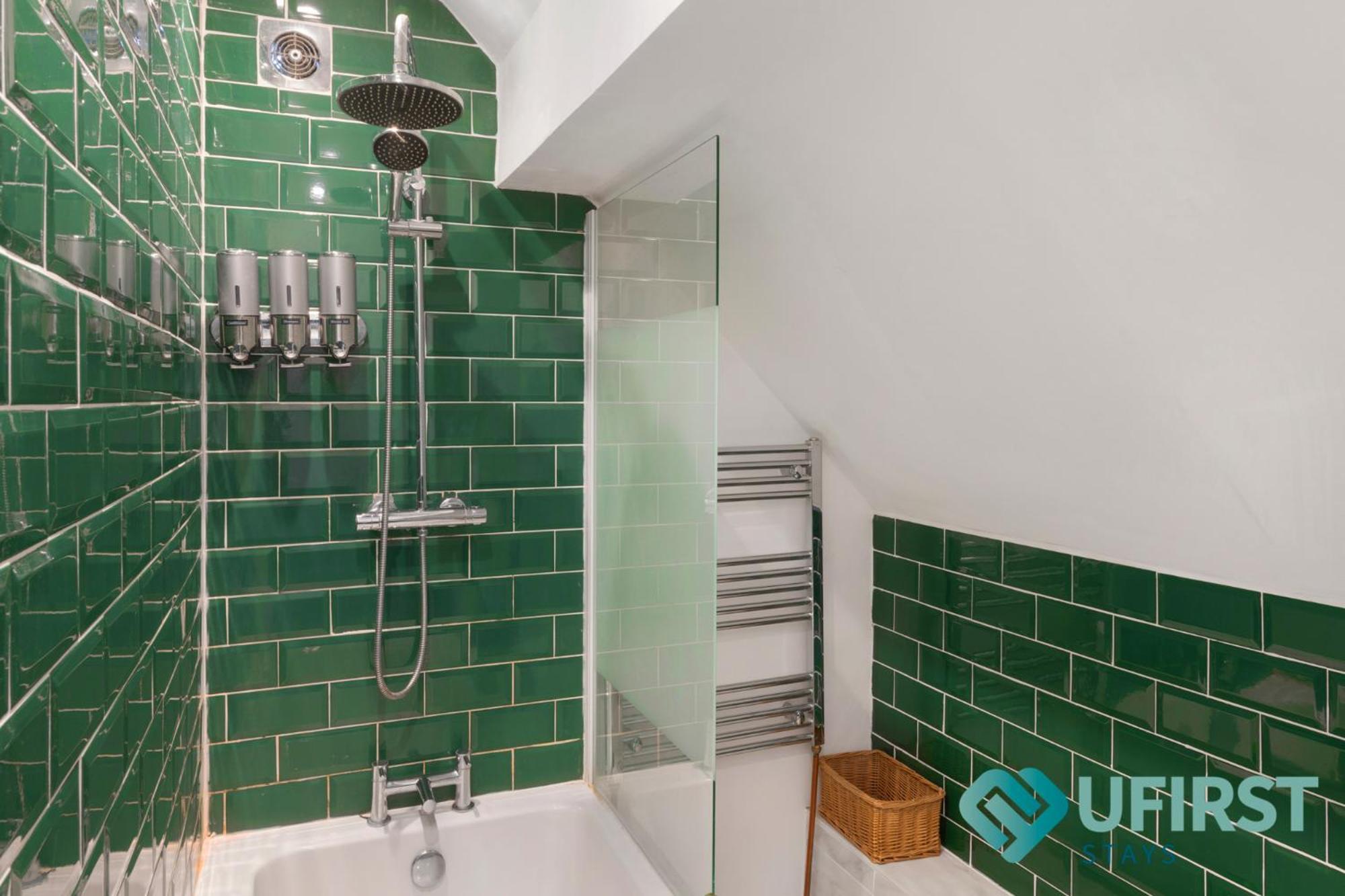 Stylish 3-bed With Hot Tub - Close To Hospital, Sherwood, Qmc, Arboretum & Centre Hébergement de vacances